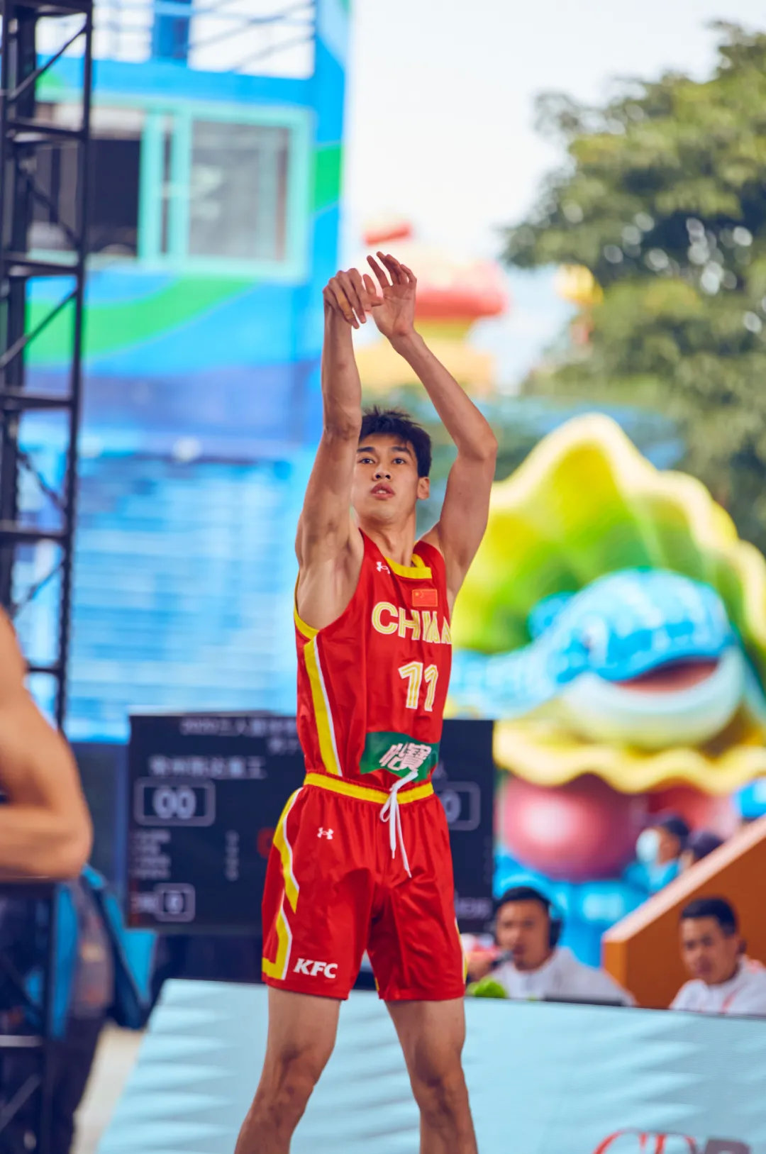 三人篮球国家红队李耀强出手瞬间在另一场面对上海上实龙创队的比赛中