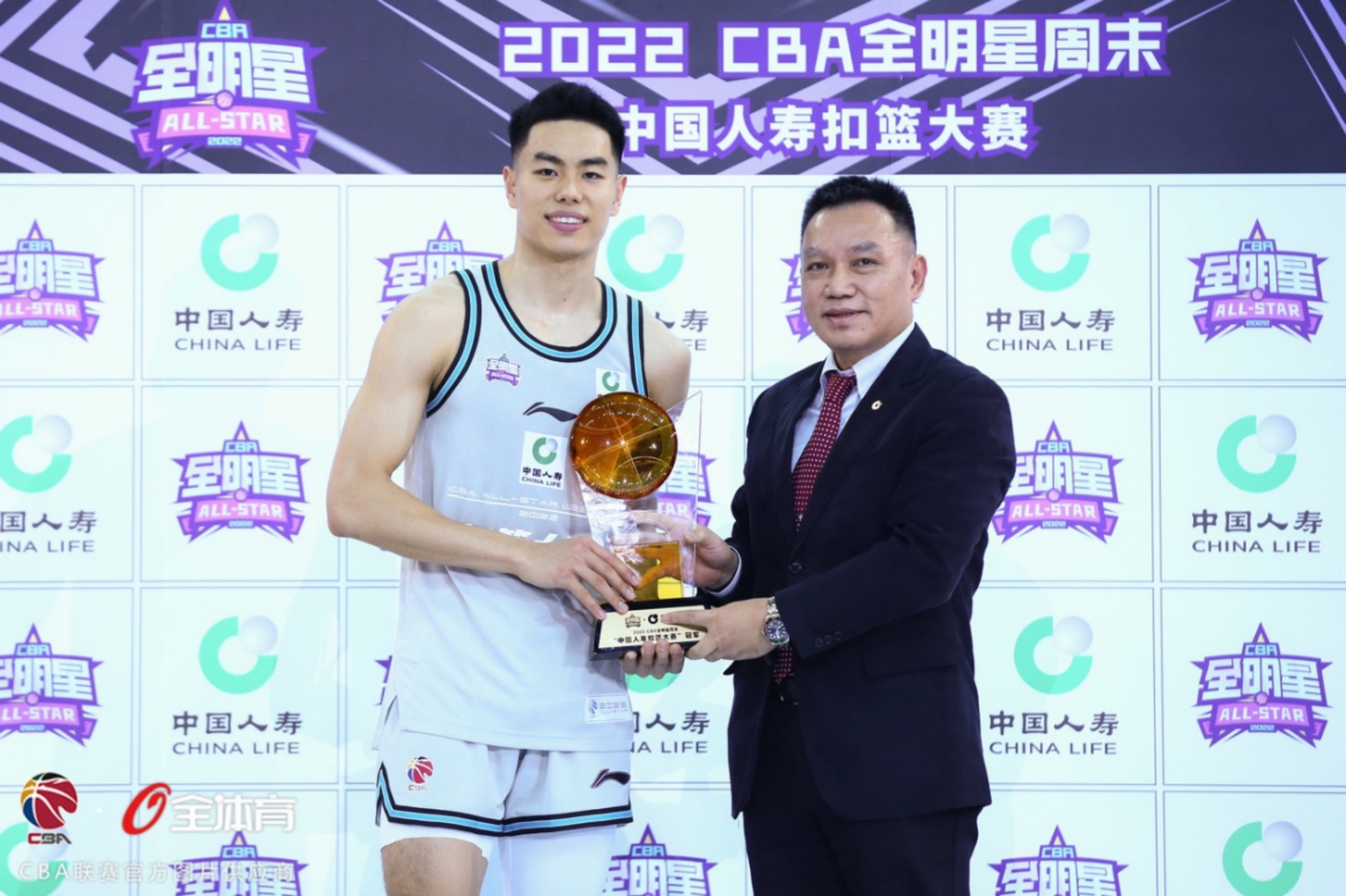 夺得本次扣篮大赛冠军